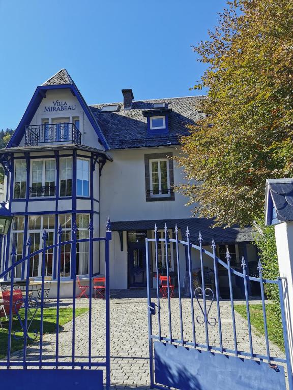 une maison avec une porte devant elle dans l'établissement Mirabeau, à Le Mont-Dore