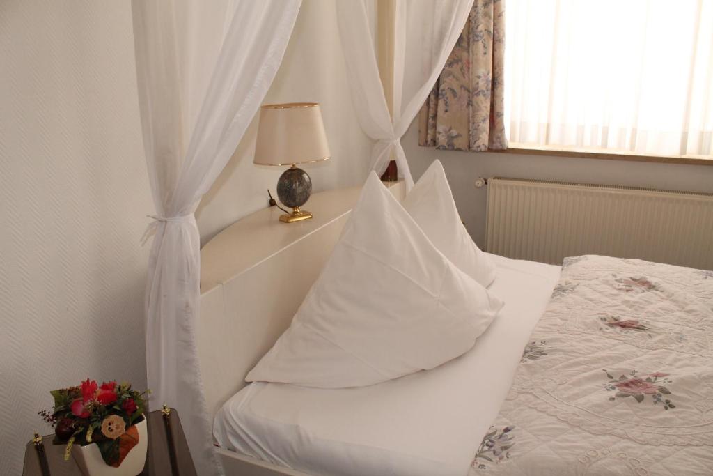 Postel nebo postele na pokoji v ubytování Hotel Fürsteneck