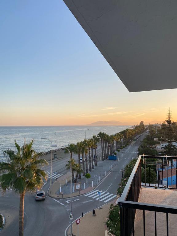 widok na ulicę z palmami i ocean w obiekcie SEA VIEW APARTMENT / a primera línea de playa w Maladze