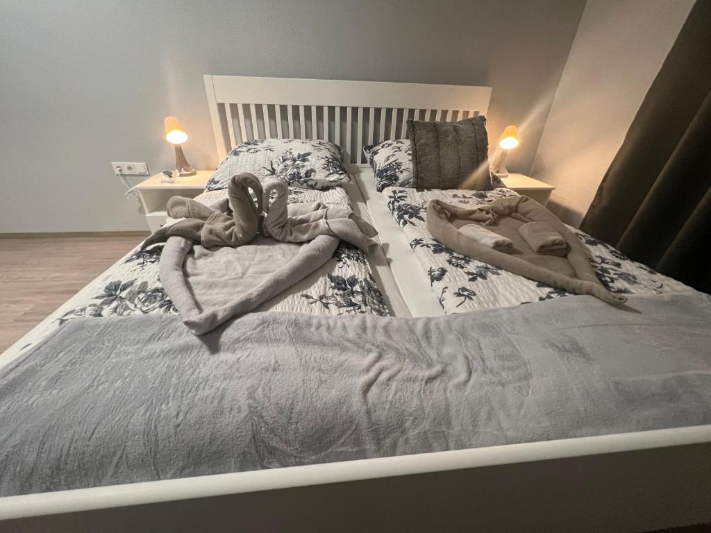 Postel nebo postele na pokoji v ubytování Hotel am Rathaus Adii