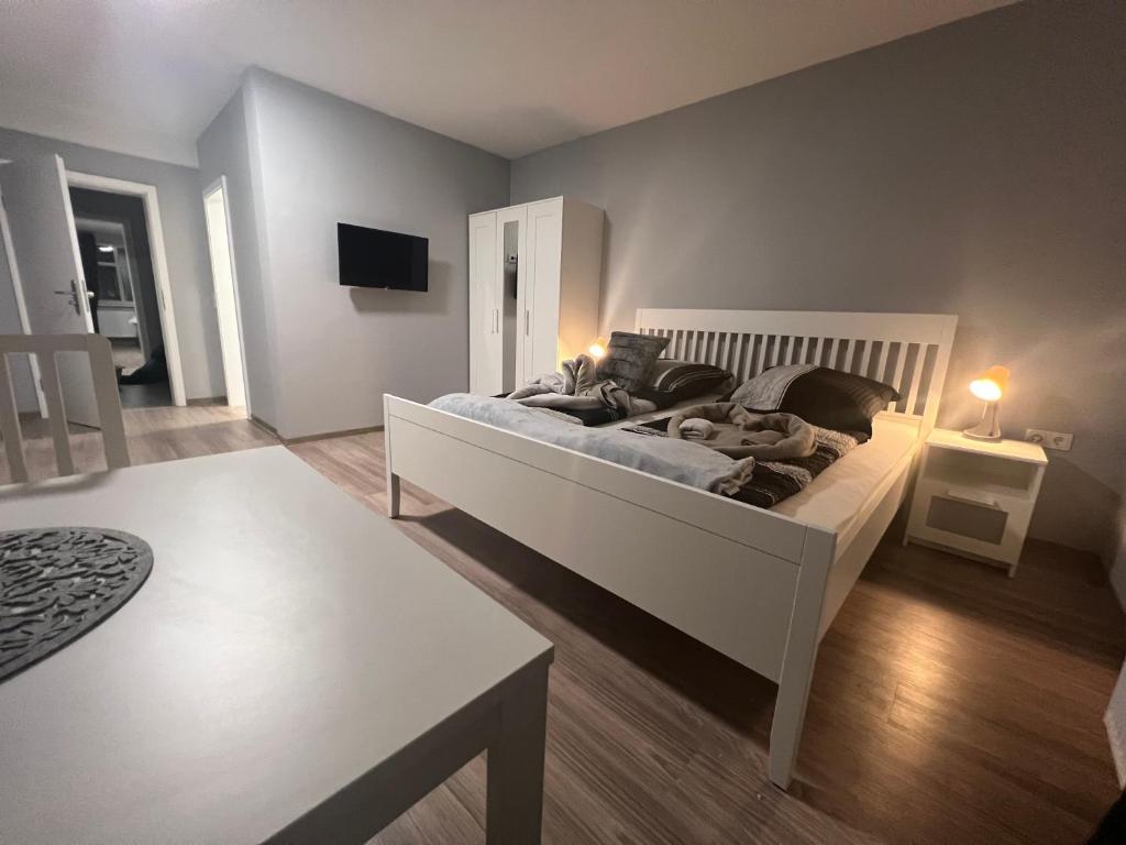 Postel nebo postele na pokoji v ubytování Hotel am Rathaus Adii
