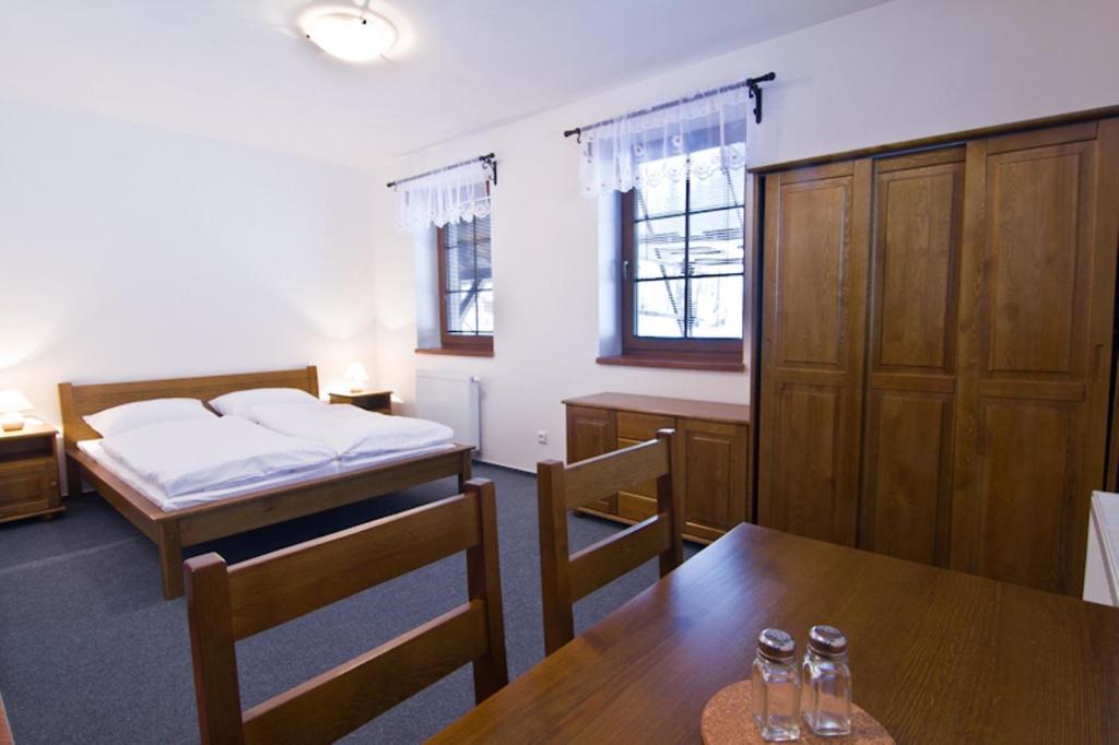 Łóżko lub łóżka w pokoju w obiekcie Apartmány Udatný