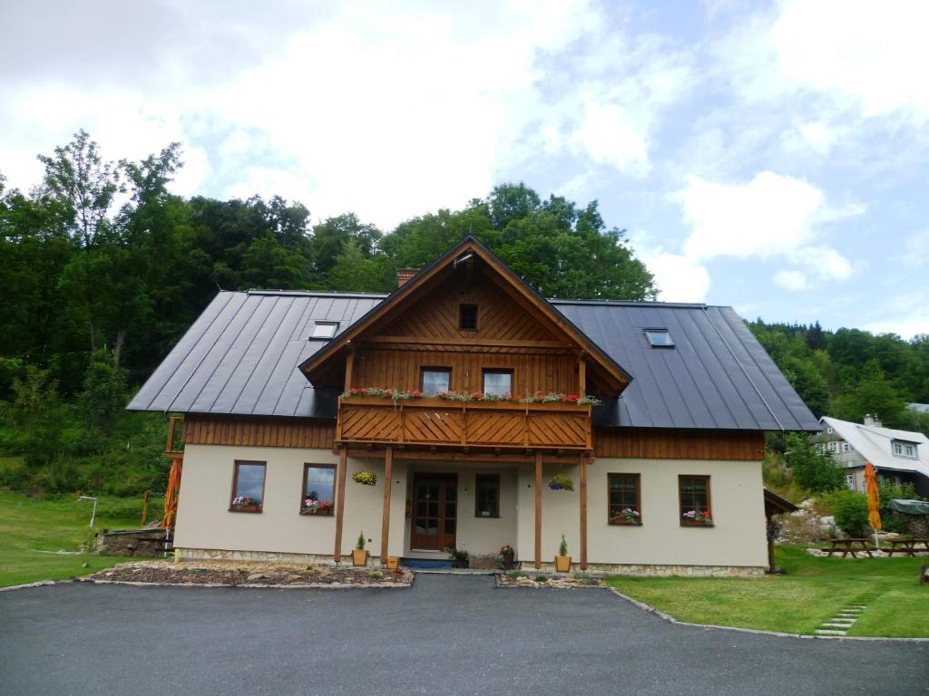 dom z dachem gambrel w obiekcie Apartmány Udatný w Rokitnicach nad Izerą