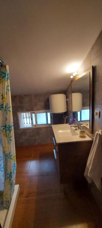Bathroom sa Casa en El Patras, Almonaster la Real