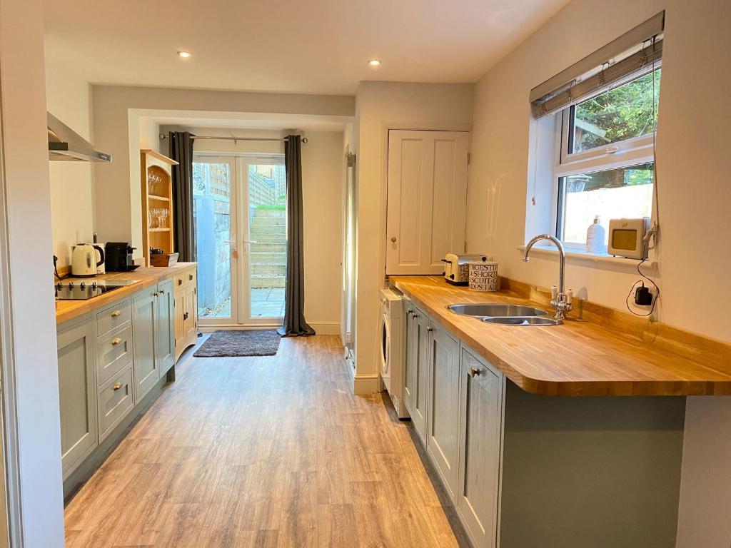 Refurbished Victorian Villa- Free Parking- Sleeps6 4