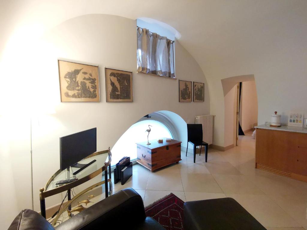 - un salon avec un canapé et une table dans l'établissement Scesa San Michele, à Bari