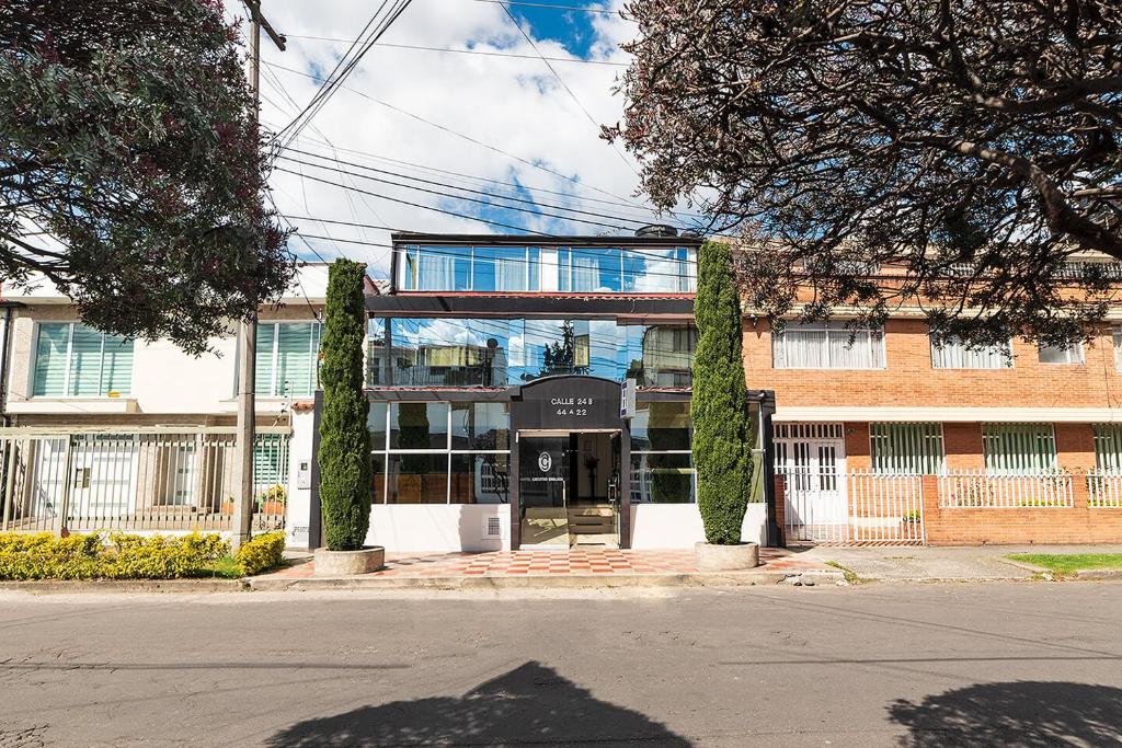 un edificio en una calle frente a un edificio en Hotel Ejecutivo Embajada, en Bogotá