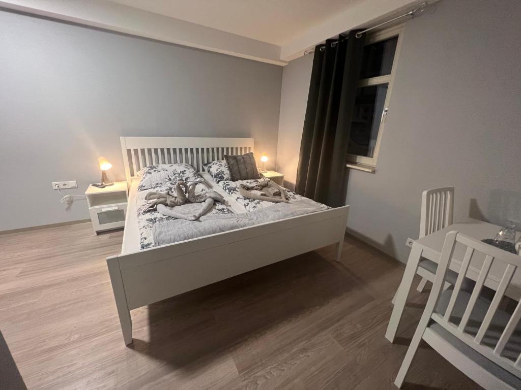 Postel nebo postele na pokoji v ubytování Hotel am Rathaus Adii