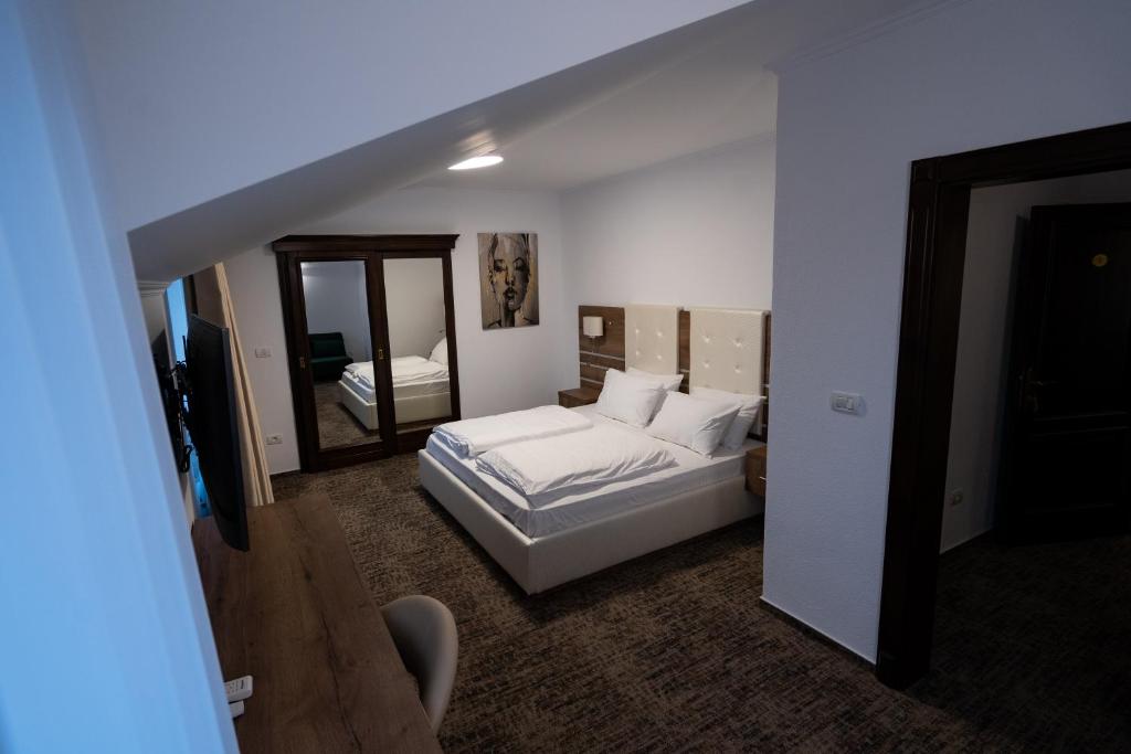 Postel nebo postele na pokoji v ubytování Pensiunea White Residence