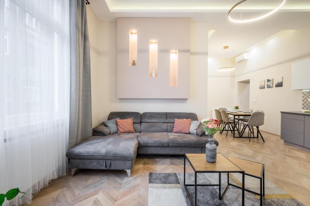 Posedenie v ubytovaní 3 bedrooms bright flat in the heart of the city -FREE PARKING Need Reservation