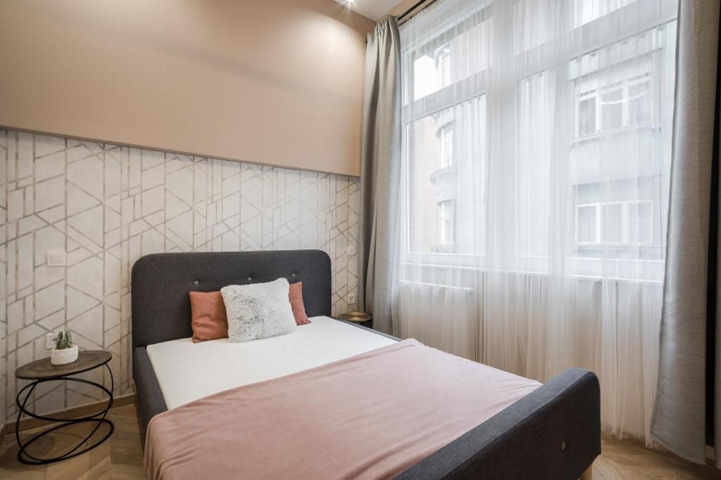 Posteľ alebo postele v izbe v ubytovaní 3 bedrooms bright flat in the heart of the city -FREE PARKING Need Reservation