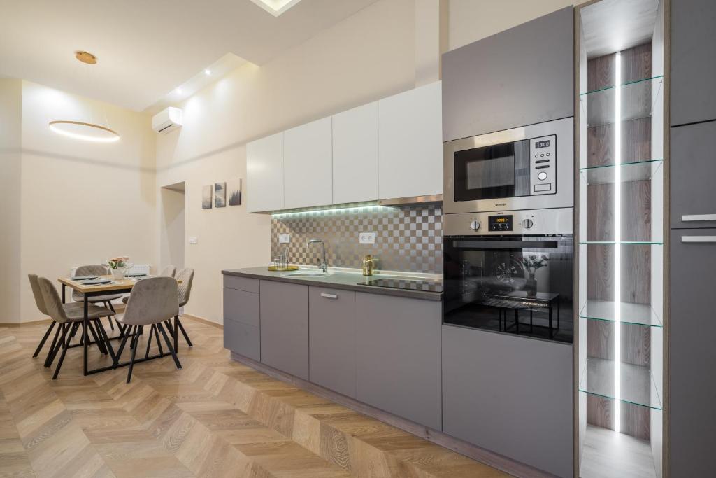 Kuchyňa alebo kuchynka v ubytovaní 3 bedrooms bright flat in the heart of the city -FREE PARKING Need Reservation