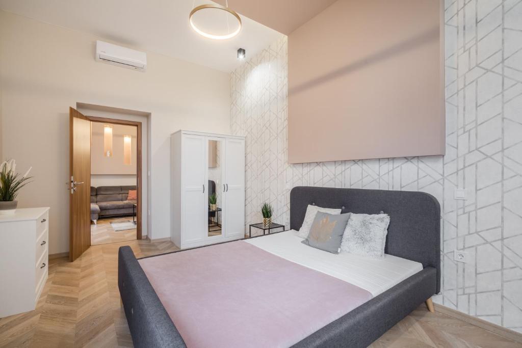 Posteľ alebo postele v izbe v ubytovaní 3 bedrooms bright flat in the heart of the city -FREE PARKING Need Reservation