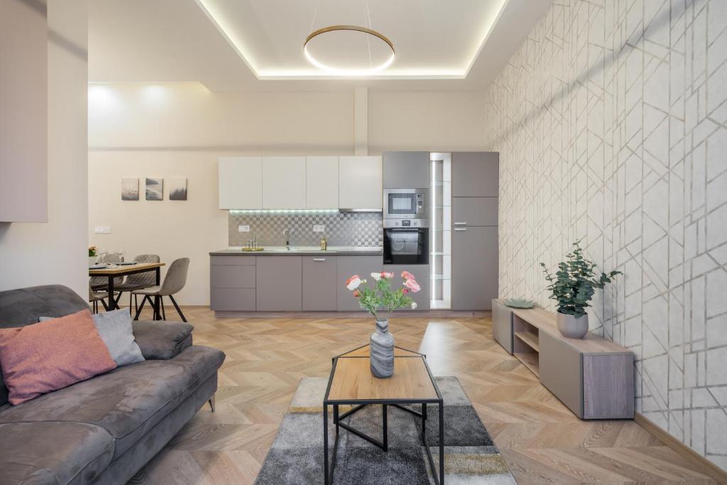 Kuchyňa alebo kuchynka v ubytovaní 3 bedrooms bright flat in the heart of the city -FREE PARKING Need Reservation