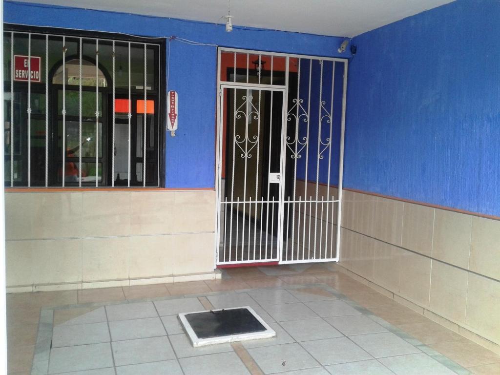 Habitación con puerta en un edificio con paredes azules en Hotel San Andres, en Xalapa