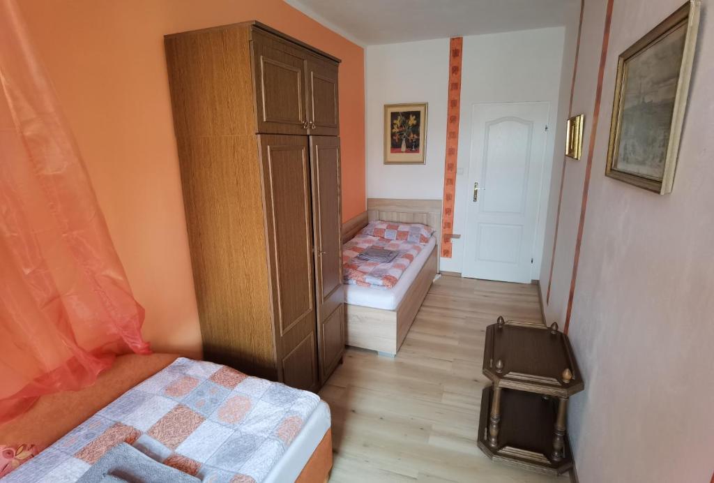 Postel nebo postele na pokoji v ubytování U Černého orla