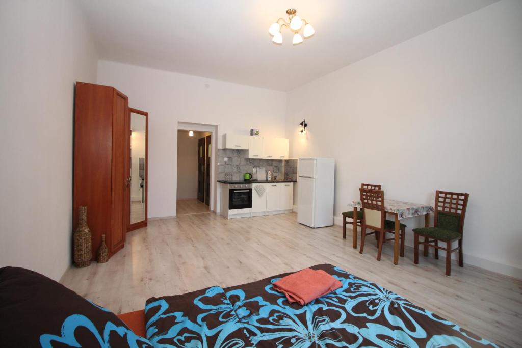 索斯諾維茨的住宿－Ali 3，一间带床和桌子的客厅以及一间厨房