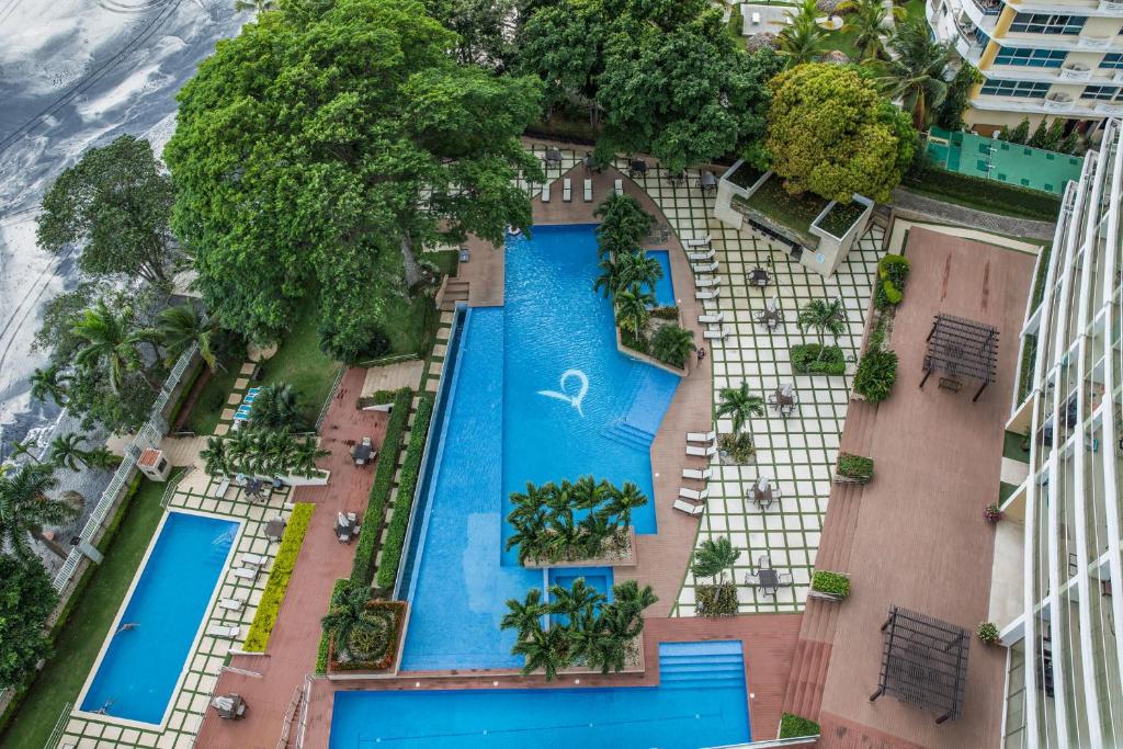 una vista aérea de una piscina en un complejo en Luxury Apartment PH Bahia Resort, Playa Serena en Nueva Gorgona