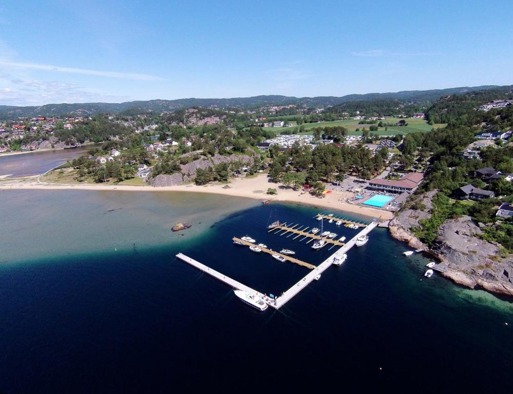 z powietrza widok na plażę z łodziami w wodzie w obiekcie Åros Feriesenter w mieście Søgne