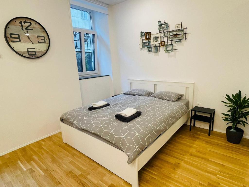 Postel nebo postele na pokoji v ubytování Loni's Place Apartments