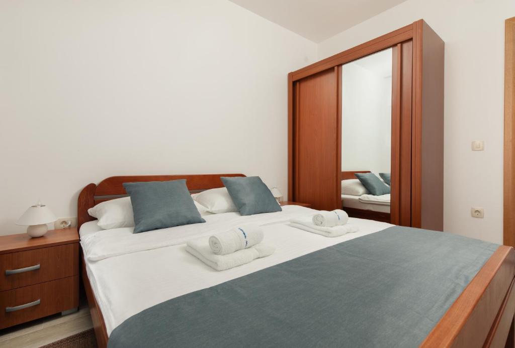 Postel nebo postele na pokoji v ubytování Apartments Jovan
