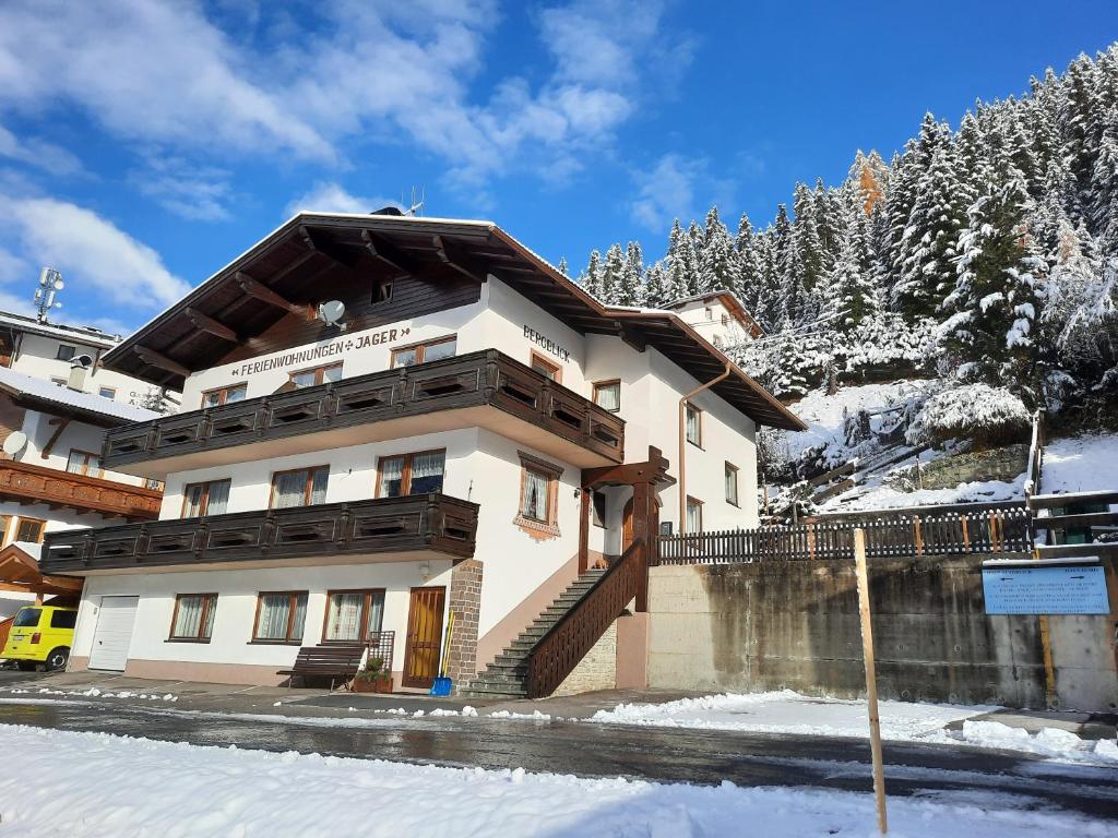 un edificio en las montañas con nieve en el suelo en Haus Bergblick, en Spiss
