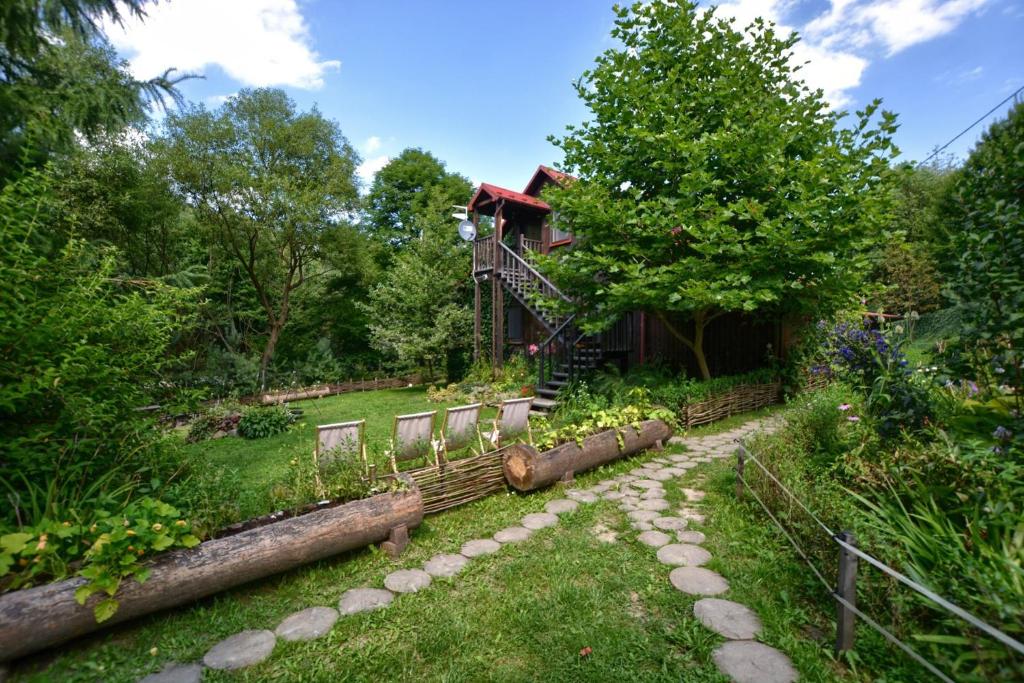 un jardín frente a una casa en Ropuszy Dwór, en Żerdenka