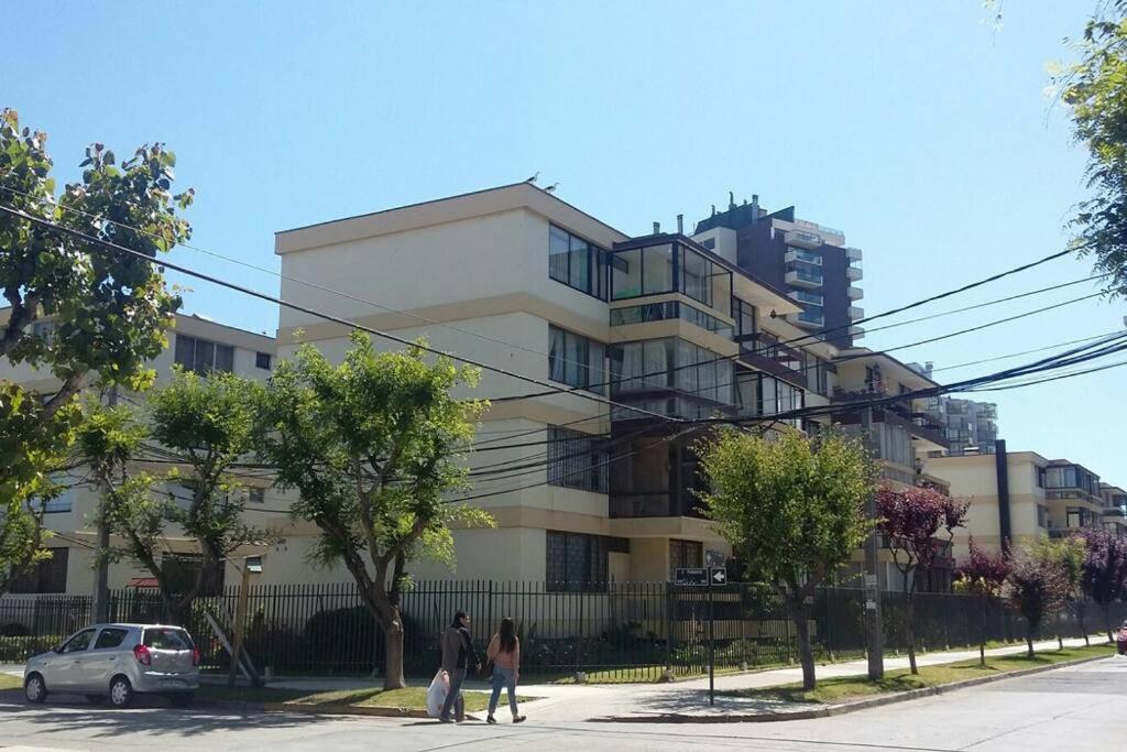 a building with people walking in front of it at Viña Excelente, 1 cuadra Av Sn Martin y la playa in Viña del Mar