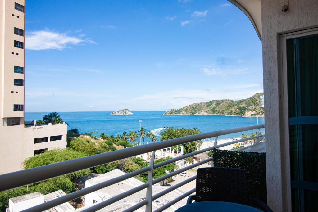 balcón con vistas al océano en Apartamentos con vista al mar Brisa Marina Rodadero - by Bedviajes, en Santa Marta