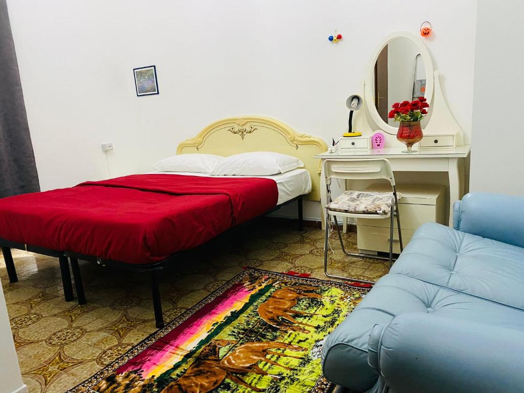 une chambre avec un lit, un miroir et un canapé dans l'établissement ROMA GONDOLA SRLS, à Rome