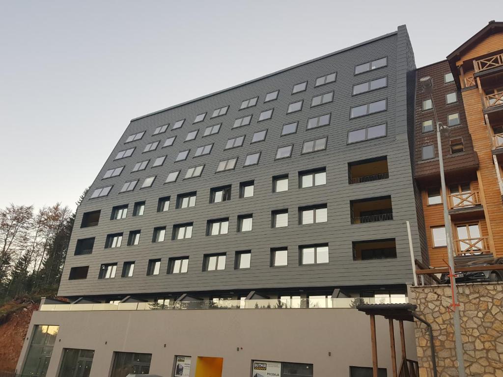 Το κτήριο όπου στεγάζεται  το διαμέρισμα