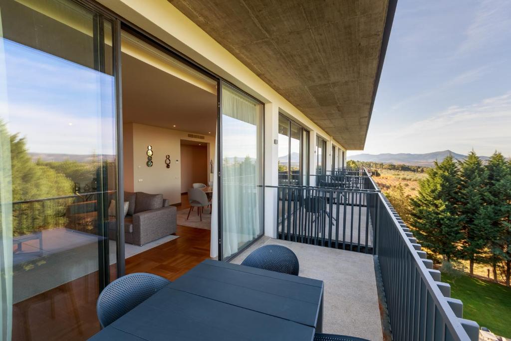 Aussicht vom Balkon eines Hauses in der Unterkunft Olive Nature - Hotel & SPA da Quinta Dona Adelaide in Valpaços