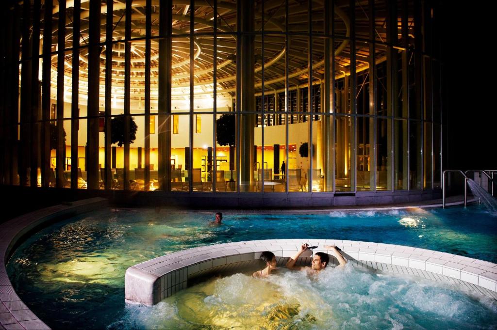 Bazén v ubytování Van der Valk Hotel Spa nebo v jeho okolí