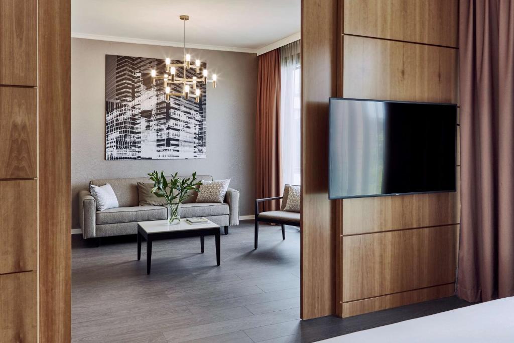 TV a/nebo společenská místnost v ubytování Radisson Blu Hotel Hannover