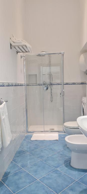 A bathroom at Napoli Blu Gardenia B&B