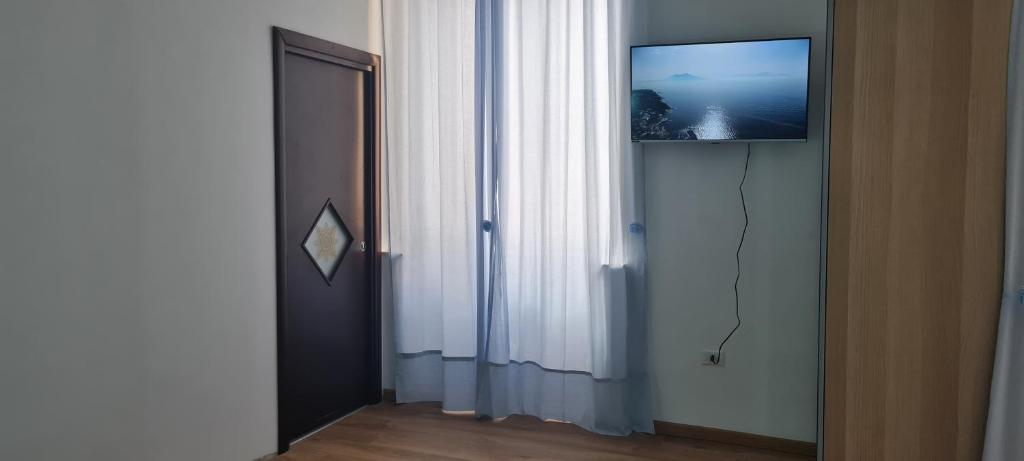 A television and/or entertainment centre at Napoli Blu Gardenia B&B