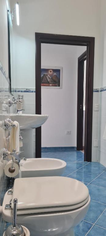 A bathroom at Napoli Blu Gardenia B&B