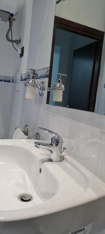 A bathroom at Napoli Blu Gardenia B&B