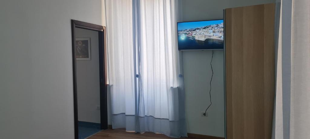 A television and/or entertainment centre at Napoli Blu Gardenia B&B