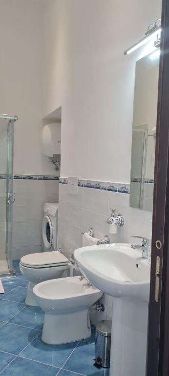 A bathroom at Napoli Blu Gardenia B&B