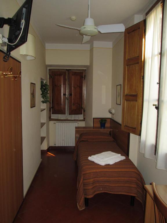 Postel nebo postele na pokoji v ubytování Foresteria Valdese di Firenze