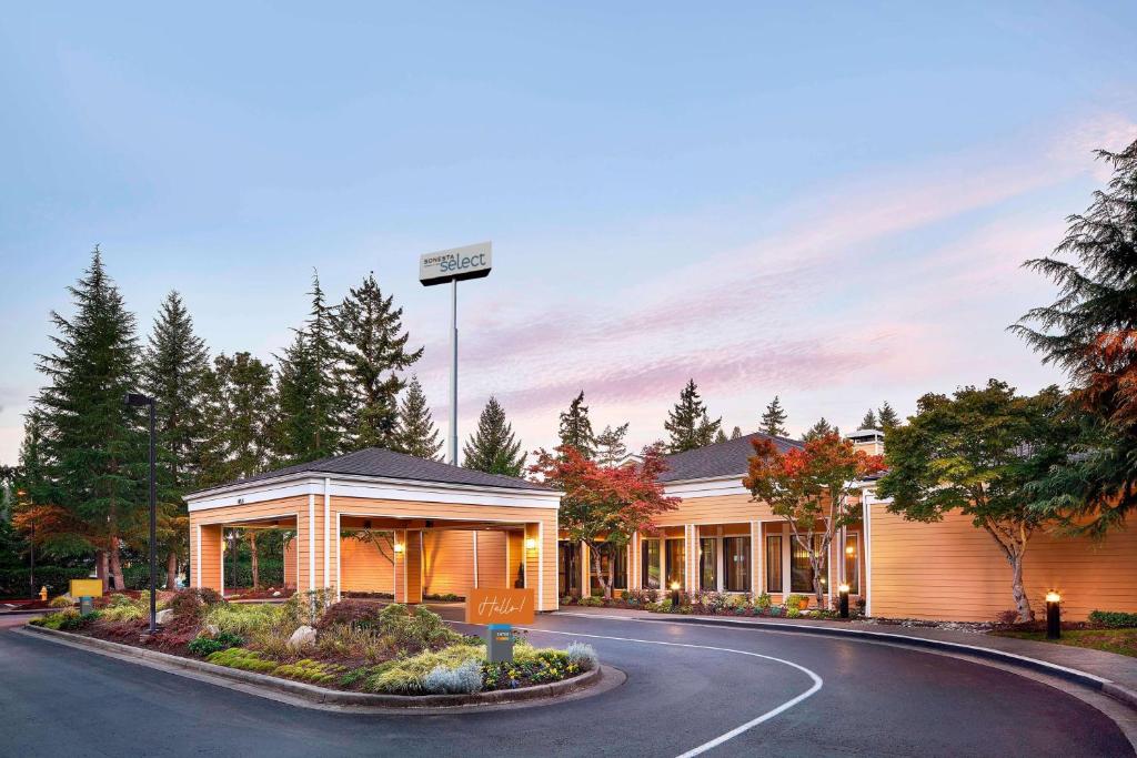 un edificio al costado de una carretera en Sonesta Select Seattle Bellevue Redmond, en Bellevue