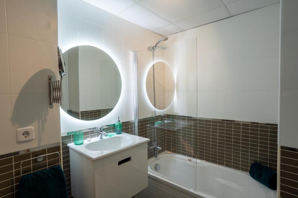 Kúpeľňa v ubytovaní Apartment Black Level, 30m playa, Pool, Wifi