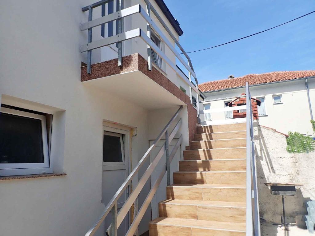 Budova, v ktorej sa apartmán nachádza