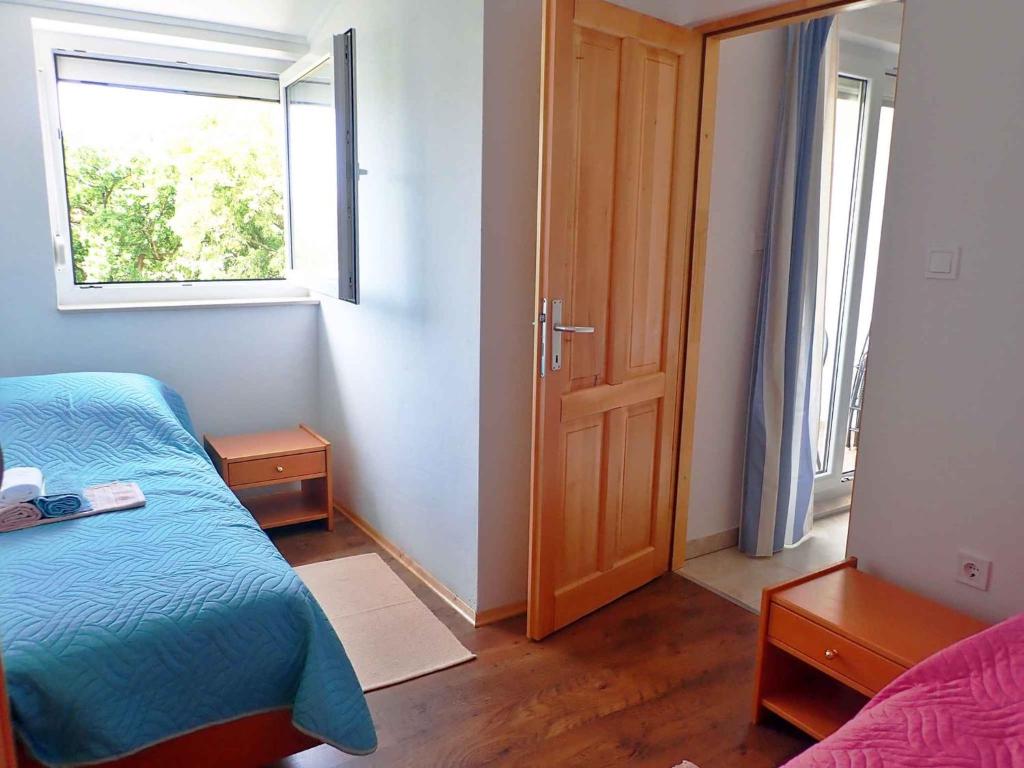 Posteľ alebo postele v izbe v ubytovaní Apartment in Starigrad-Paklenica 41710
