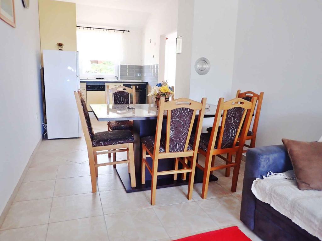 Kuchyňa alebo kuchynka v ubytovaní Apartment in Starigrad-Paklenica 41710