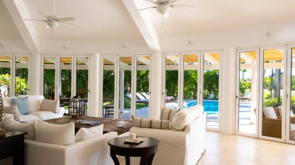 Posezení v ubytování Luxury 3-Bedroom Villa in Punta Cana Resort & Club