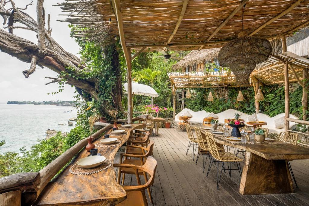 Výhled na řeku, která protéká v blízkosti hotelu