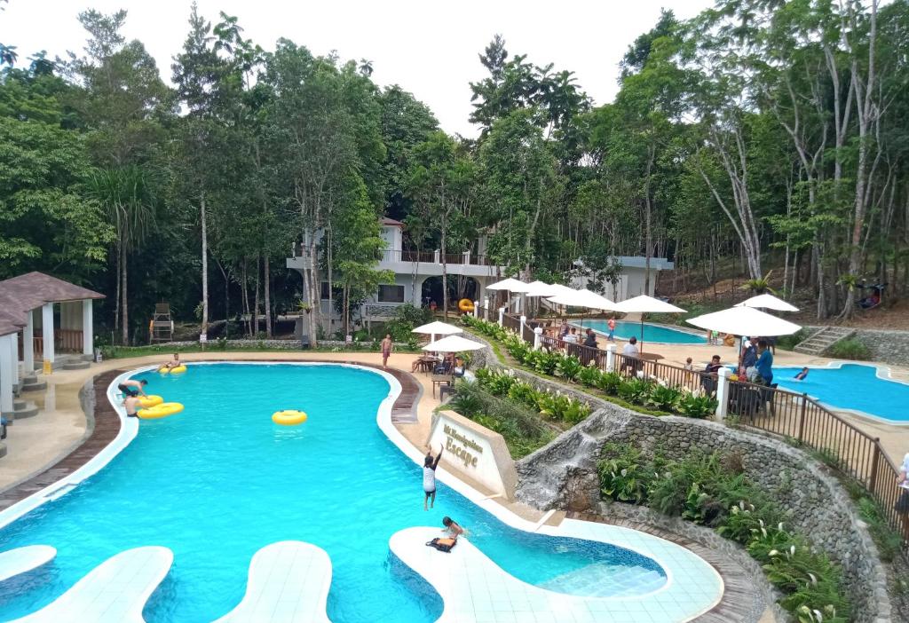 una imagen de una piscina en un complejo en Mt Hamiguitan Escape Resort en La Union