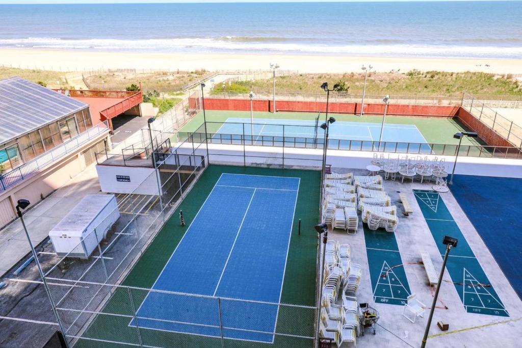 eine Luftansicht eines Tennisplatzes am Strand in der Unterkunft Golden Sands IV in Ocean City
